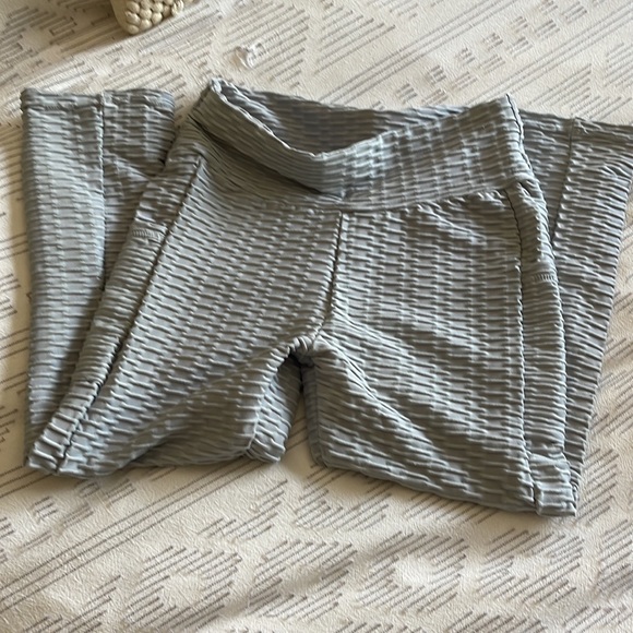 Rouched booty Capri leggings ✨ - Picture 3 of 3